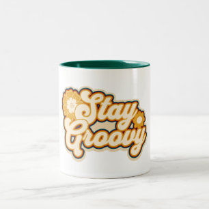 レトロフラワーモチーフ 70年代風タイポグラフィで「Stay Groovy」 ツートーンマグカップ