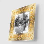 レトロフローラゴールデンフレーム。あなたの写真。 スクエア壁時計 (傾斜)