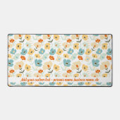 レトロフローラルパターン名前をカスタムする、任意の文字 デスクマット (正面)