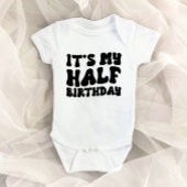 レトロブラックマイハーフ誕生日6ヶ月マイルストーン ベビーボディスーツ
