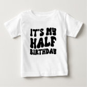 レトロブラックマイハーフ誕生日6ヶ月マイルストーン ベビーTシャツ (正面)