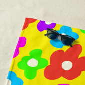 レトロブラックレインボープライドカラーフラワーパターン ビーチタオル (インサイチュ)