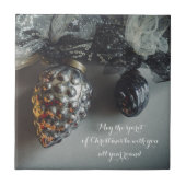 レトロブラック銀クリスマスオーナメントとリボン タイル (正面)