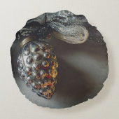 レトロブラック銀クリスマスオーナメントとリボン ラウンドクッション (裏面)