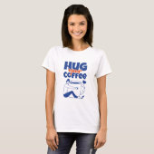 レトロブルーのタイポグラフィでコーヒーをハグ Tシャツ (正面フル)