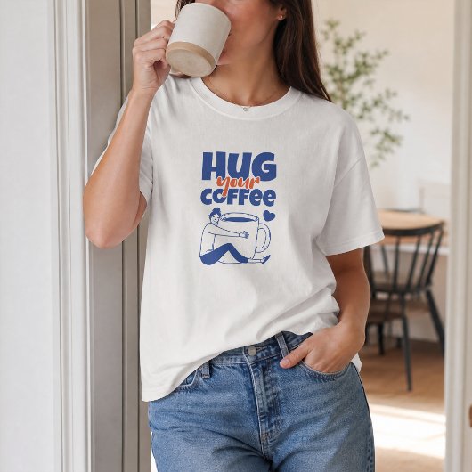 レトロブルーのタイポグラフィでコーヒーをハグ Tシャツ