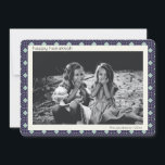 レトロブルーミッドセンチュリーモダンパターンHanukkah写真 シーズンカード<br><div class="desc">トレンディーモダン、シンプルレトロ中世紀の線はハモダンヌカーに青と白のパターンを付けパーソナライズされたて、あなたの名前と写真。</div>