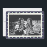 レトロブルーミッドセンチュリーモダンパターンHanukkah写真 シーズンカード<br><div class="desc">トレンディーモダン、シンプルレトロ中世紀の線はハモダンヌカーに青と白のパターンを付けパーソナライズされたて、あなたの名前と写真。</div>