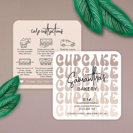レトロベージュトレンディーロゴカップケーキの気に指示 スクエア名刺