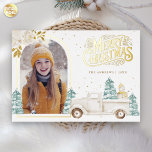 レトロホワイトトラック雪だるまクリスマスフォト金ゴールド 箔シーズンカード<br><div class="desc">可愛い白いトラックとエレガント金ゴールドフォイルの要素で愛らしい雪だるまを搭載したウッドランドテーマの冬のクリスマスカー実在ドで、お客様を驚かせます。この簡単から使うテンプレートにテキストを追加しお気に入りのて、写真と一緒にこのカードを飾り、一種のホリデーカードにする。</div>