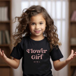 レトロボホダスティバラタイポグラフィ |フラワーガール Tシャツ<br><div class="desc">このトレンディーシンプル、Tシャツは、レトロな埃の多いバラタイポグラフィで「フラワーガール」という言葉と彼女の名前のための宇宙を備え、あなたのブライダルパーティのメンバーのための完璧な贈り物である。</div>