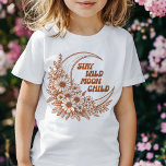 レトロボホワイルドフラワームーンフローララインアート引用文 Tシャツ<br><div class="desc">野生のデイジーと複雑なフローラ詳細に囲まれた三日月を特徴とするレトロなボホTシャツではインスパイア、ウォンダーラストと自然の精神を受け入れなさいお洒落。このデザイン話は、宇宙のイメージに自由な霊、自然好き描や誰でも。ヴィンテージ自然ビーブと天空のtouchで、夜空と野草のシンプルさの両方で美しいを見つける人に最適なティー。日やカジュアル居心地の良い夜に理想的な、ボヘミアンユニークスタイルと自然の優雅さの交差点を愛するすべての人のための作品である。</div>