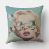 レトロポップ・アートのアートピンク&ブルー宇宙女性 クッション (裏面)