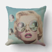 レトロポップ・アートのアートピンク&ブルー宇宙女性 クッション (正面)