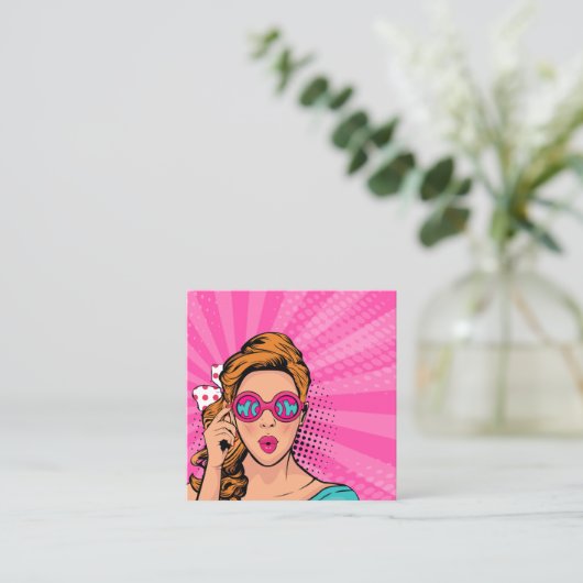 レトロポップ・アートのアートブロンデレディーワウピンクID556 スクエア名刺 (スタンド正面)