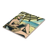 レトロポップ・アートのアートレディーオンビーチ タイル (側面)