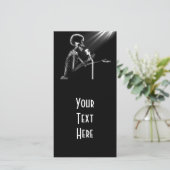 レトロマイクで歌うX線スケルトン – B&W (スタンド正面)