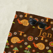 レトロマッシュルーム&スネールズコテージコアパーソナライズされた ビーチタオル (インサイチュ)