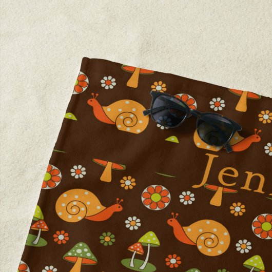 レトロマッシュルーム&スネールズコテージコアパーソナライズされた ビーチタオル (インサイチュ)
