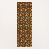 レトロマッシュルーム&スネールズコテージコアパーソナライズされた ヨガマット (正面)