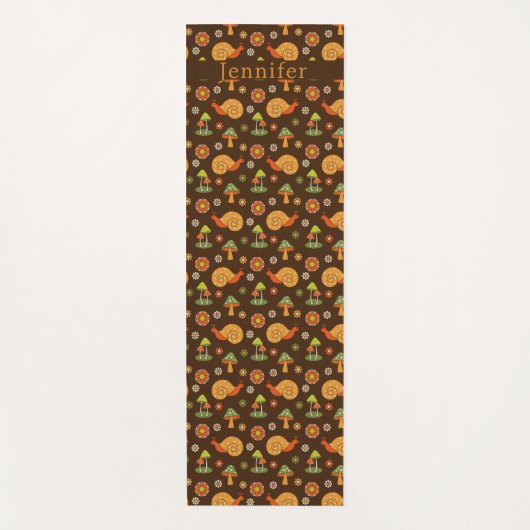 レトロマッシュルーム&スネールズコテージコアパーソナライズされた ヨガマット (正面)