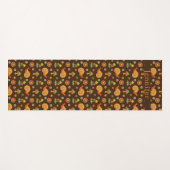 レトロマッシュルーム&スネールズコテージコアパーソナライズされた ヨガマット (正面(横))