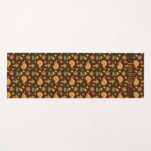 レトロマッシュルーム&スネールズコテージコアパーソナライズされた ヨガマット (正面(横))