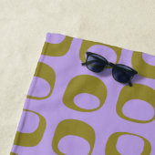 レトロミッドセンチュリーモダンパターンオリーブとラベンダー ビーチタオル (インサイチュ)