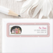 レトロミッドセンチュリーモダンピンククリスマスハウス ラベル (インサイチュ)