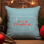 レトロミッドセンチュリーモダンメリークリスマス クッション<br><div class="desc">レトロな魅力のtouchをこのフェスティバルクリスマス装飾用クッションで家に追加！この半モダン世紀のデザインは、ヴィンテージタイポグラフィの文字「メリークリスマス」を示しインスパイアている。背景は、1950年代のティール（緑がかった色）スターバスト、雪の結晶にアクセントを付けたミュートスタイル。</div>