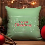 レトロミッドセンチュリーモダンメリークリスマス クッション<br><div class="desc">レトロな魅力のtouchをこのフェスティバルクリスマス装飾用クッションで家に追加！この半モダン世紀のデザインは、ヴィンテージタイポグラフィの文字「メリークリスマス」を示しインスパイアている。背景は1950年代のスタイルスターバスト、雪の結晶でアクセントされた薄緑。</div>