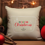 レトロミッドセンチュリーモダンメリークリスマス クッション<br><div class="desc">レトロな魅力のtouchをこのフェスティバルクリスマス装飾用クッションで家に追加！この半モダン世紀のデザインは、ヴィンテージタイポグラフィの文字「メリークリスマス」を示しインスパイアている。背景は1950年代のスタイルスターバスト、雪片でアクセントされた淡い日焼け。</div>