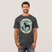 レトロミニマリストドッグオンザビーチ Tシャツ (正面フル)