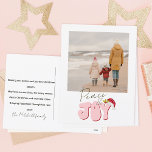レトロミニマルピンク1写真ピースジョークリスマス シーズンポストカード<br><div class="desc">このフェスティバルの平和と喜びのデザインはモダン、おもしろいスクリプトフォントと私の手で書かれたブロックフォントを使用して作成され、レトロなピンクと赤のレトロなスタイルに私の手のサンタハットにホリーとベリーを付け絵を描て、あなたの家族の写真を輝かせるために。家族の名前と文字カスタムを追加して完成！オリジナルアート：Malissa Melrose</div>