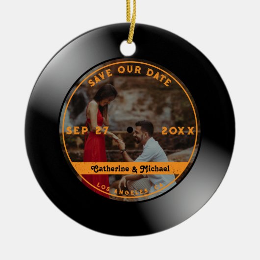 レトロミュージックビニール結婚レコード写真のラウンド セラミックオーナメント (正面)