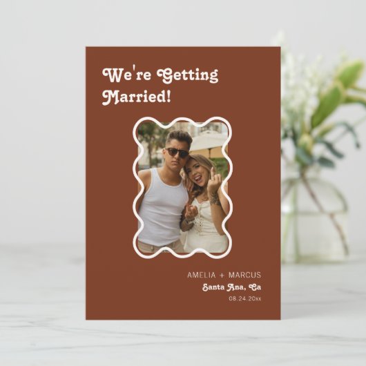 レトロモダンシック市松模様にテラコッタ日付を保存 招待状 (スタンド正面)