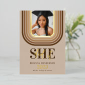 レトロモダンブラウンおよび中性の卒業 箔招待状 (立ち正面)