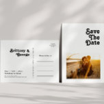 レトロモダンレタリング写真Save The Date Invitat インビテーションポストカード<br><div class="desc">このレトロモダンなレタリング写真を保存する日付の招待はがきはユニーク、トレンディーのヴィンテージボヘミアンの夏に最適な結婚。レタリングは黒スタイリッシュ、シックな70のボホフォントのこのデザインのクラシックは与え、溝深いヒッピーのバイブミニマルスである。独自のグラフィックや写真もしを追加すカスタマイズる。製品の感じデザインに関しては、お気軽にお問い合わせ下さい。喜んで救済い!</div>
