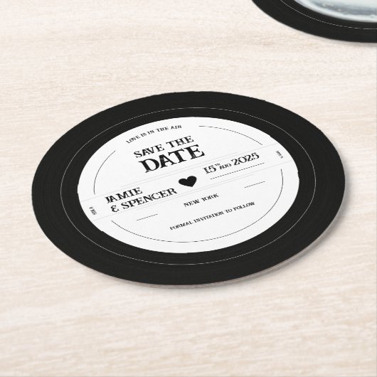 レトロユニークレコード結婚式の日付の保存 ラウンドペーパーコースター (アングル)