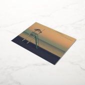 レトロライフガードビーチタワーサンセットフォト 箔シーズンポストカード (回転した状態)