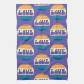 レトロラブタイポグラフィオンヴィンテージサンセットストライプズ キッチンタオル (縦)