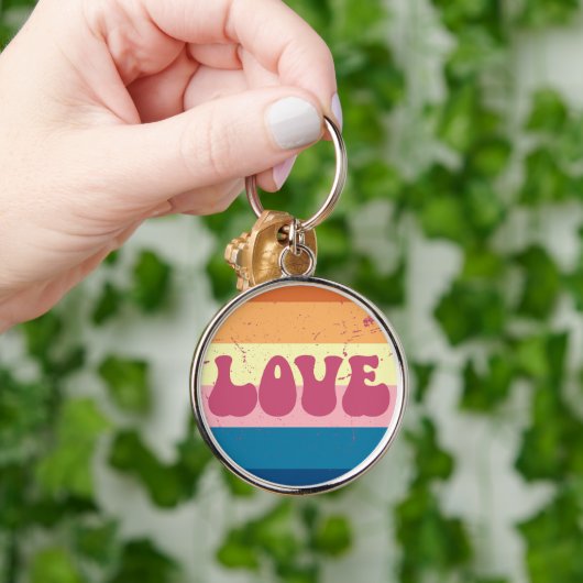 レトロラブタイポグラフィオンヴィンテージサンセットストライプズ キーホルダー (手)