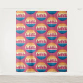 レトロラブタイポグラフィオンヴィンテージサンセットストライプズ タペストリー (正面)