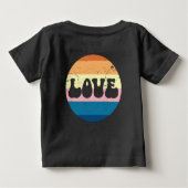 レトロラブタイポグラフィオンヴィンテージサンセットストライプズ ベビーTシャツ (裏面)