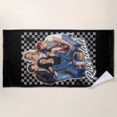 レトロリバーデールグループグラフィック ビーチタオル (正面)