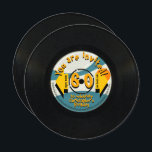 レトロレコード60thバースデーパーティーInv 招待状<br><div class="desc">45おもしろいrpmの実在レコード付きヴィジュアルレクトバーソの丸い形の招待状に60th誕生日パーティーのために（画像印刷）。マッチング懸命カバーゲストブックとシール。この60のレコードのようなヴィンテージであなたの友人や家族を驚かせ！</div>