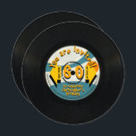 レトロレコード60thバースデーパーティーInv 招待状<br><div class="desc">45おもしろいrpmの実在レコード付きヴィジュアルレクトバーソの丸い形の招待状に60th誕生日パーティーのために（画像印刷）。マッチング懸命カバーゲストブックとシール。この60のレコードのようなヴィンテージであなたの友人や家族を驚かせ！</div>