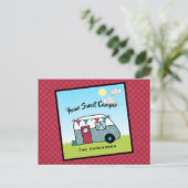 レトロレッドとティール（緑がかった色）キャンパー ポストカード (スタンド正面)