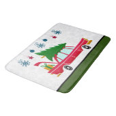 レトロレッドカー運ズのクリスマスツリー バスマット (アングル)