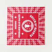 レトロレッドクイーンハート誕生日バナー タペストリー (正面(横))